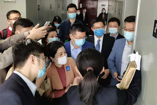 解说员向嘉宾代表展示新中国第一本商标注册薄