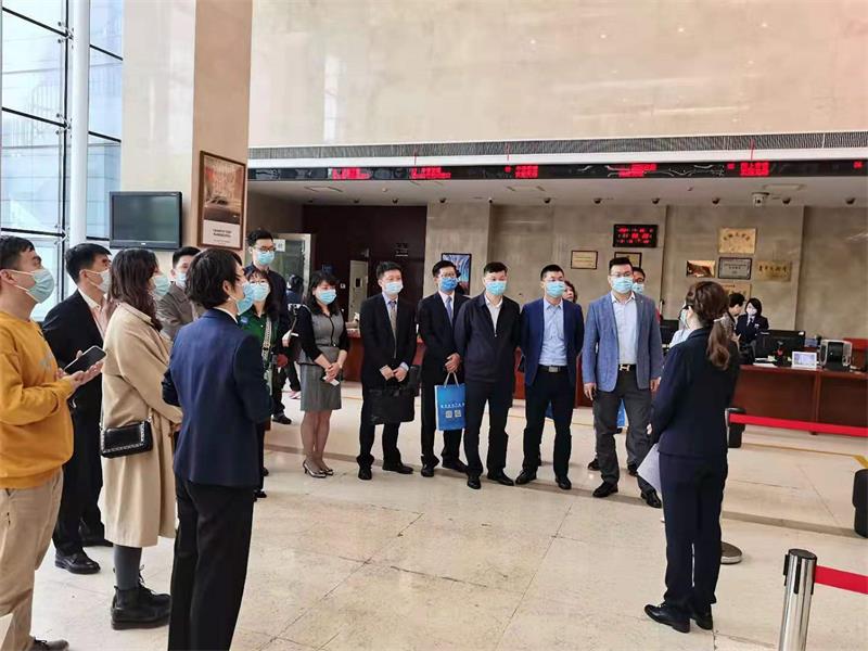 嘉宾代表参观商标注册大厅